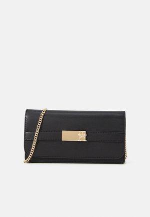 Clutch in pelle nera con tracolla in catena dorata, caratterizzato da una texture liscia, un frontale a ribalta e un accento in hardware dorato di forma rettangolare.