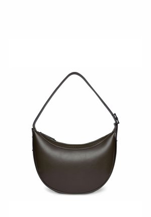 Bolso de mano de cuero marrón oscuro en forma de media luna con una sola correa ajustable y cierre de cremallera en la parte superior.