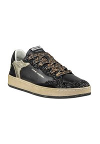 Sneaker nera con dettagli glitter, lacci leopardati, suola avorio, etichetta "CRIME LONDON" sul lato e sulla linguetta, stile low-top.