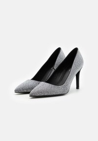 Sorte høyhælte pumps prydet med sølvstrass, med spiss tå og glatt svart innside.