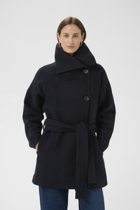 Tengerészkék gyapjúkeverék kabát magas gallérral, elöl gombokkal és derékrésznél övvel, laza sziluettel és oldalzsebekkel.