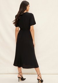 Friends Like These TULIP SLEEVE BELTED   MIDI   - REGULAR FIT - Denní šaty - black
