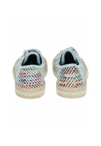 Scarpe in tela azzurro chiaro con accenti intrecciati multicolori al tallone, dotate di una suola in juta intrecciata e cuciture decorative bianche.