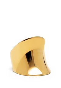 Anello color oro con una superficie liscia e lucida. Presenta un design scolpito con una forma curva e contorni distinti e ondulati.