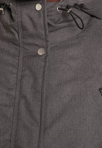 Giacca grigia a spina di pesce con chiusura a zip, bottoni a pressione, cappuccio regolabile con cordino e un sottile patch con il marchio di lato.