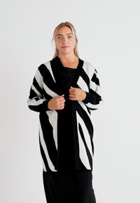 Vero Moda Curve NANCY - Vesta na kopčanje - black/birch