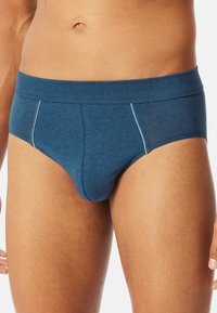 Slip da uomo in blu scuro, realizzati in morbido cotone misto. Presentano un'ampia vita elasticizzata e cuciture a contrasto in blu chiaro lungo le cuciture.