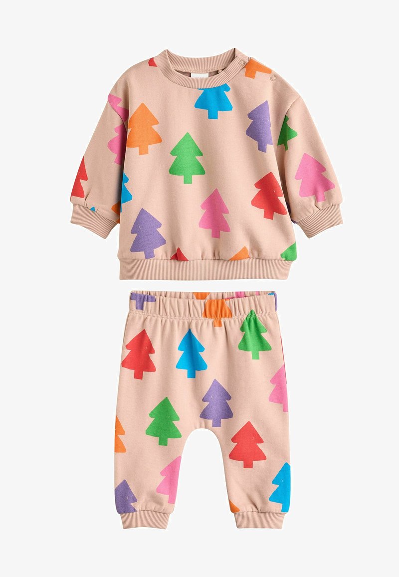 Zweiteiliges Outfit bestehend aus einem weichen, beigen Baumwollmix-Oberteil und -Hose, verziert mit bunten Baum-Mustern in leuchtenden Farben von Pink, Grün und Blau.