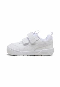 Baskets blanches avec une texture en cuir lisse, bout rond, sangles Velcro ajustables et une semelle en caoutchouc contrastante avec un logo sur le talon.