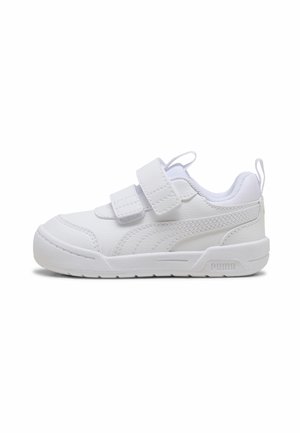 Baskets blanches avec une texture en cuir lisse, bout rond, sangles Velcro ajustables et une semelle en caoutchouc contrastante avec un logo sur le talon.