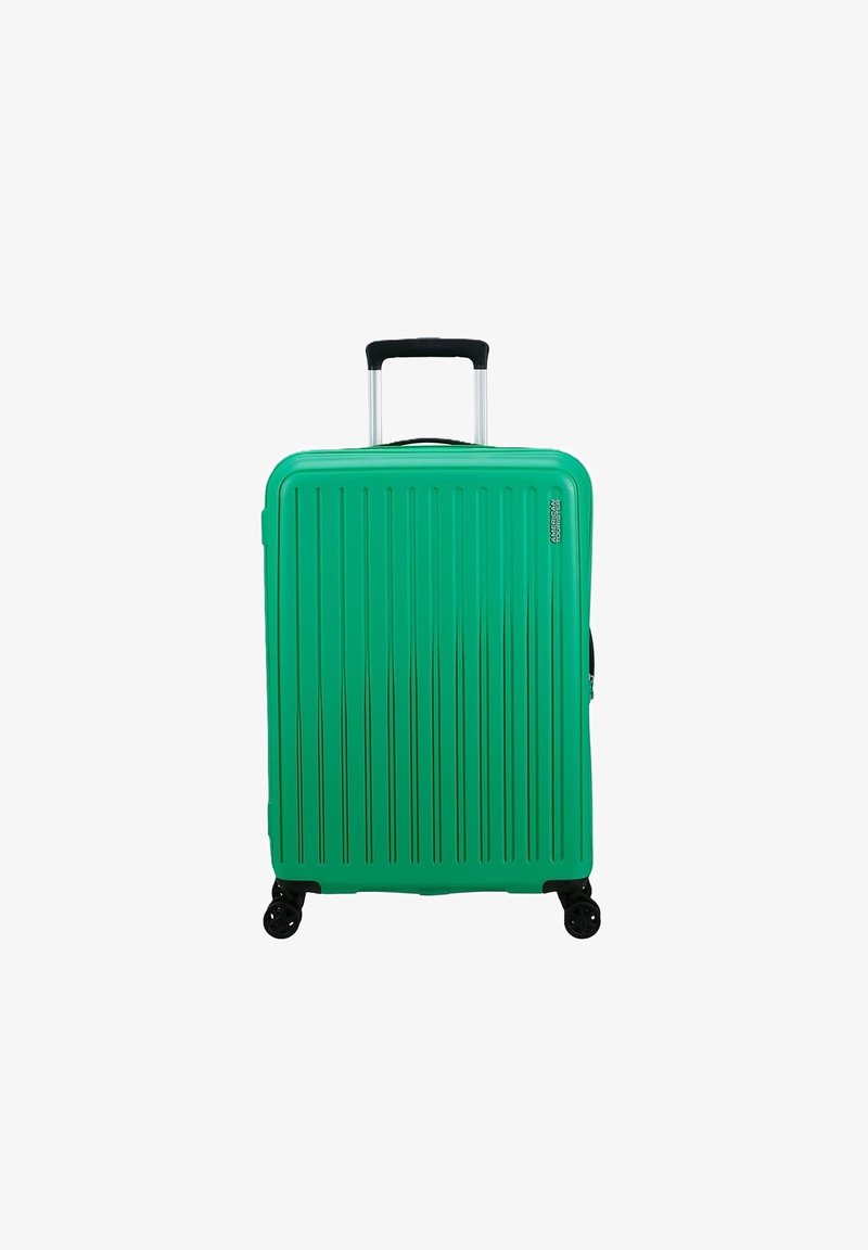 Valigia rigida verde con superficie a righe verticali, manico in alluminio retrattile e quattro ruote nere per la mobilità. Chiusura con zip sul lato.