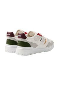 Baltas sneakers ar zaļiem un burgundijas akcentiem, ar teksturētu augšdaļu, mīkstinātu mēlīti un gumijas zoli. Zīmola logo uz papēža.