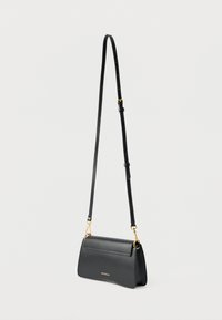 Schwarze Crossbody-Tasche aus Leder mit einem strukturierten Körper, verstellbarem Riemen und goldfarbenen Beschlägen. Verfügt über einen Klappverschluss und dezentes Logodetail.