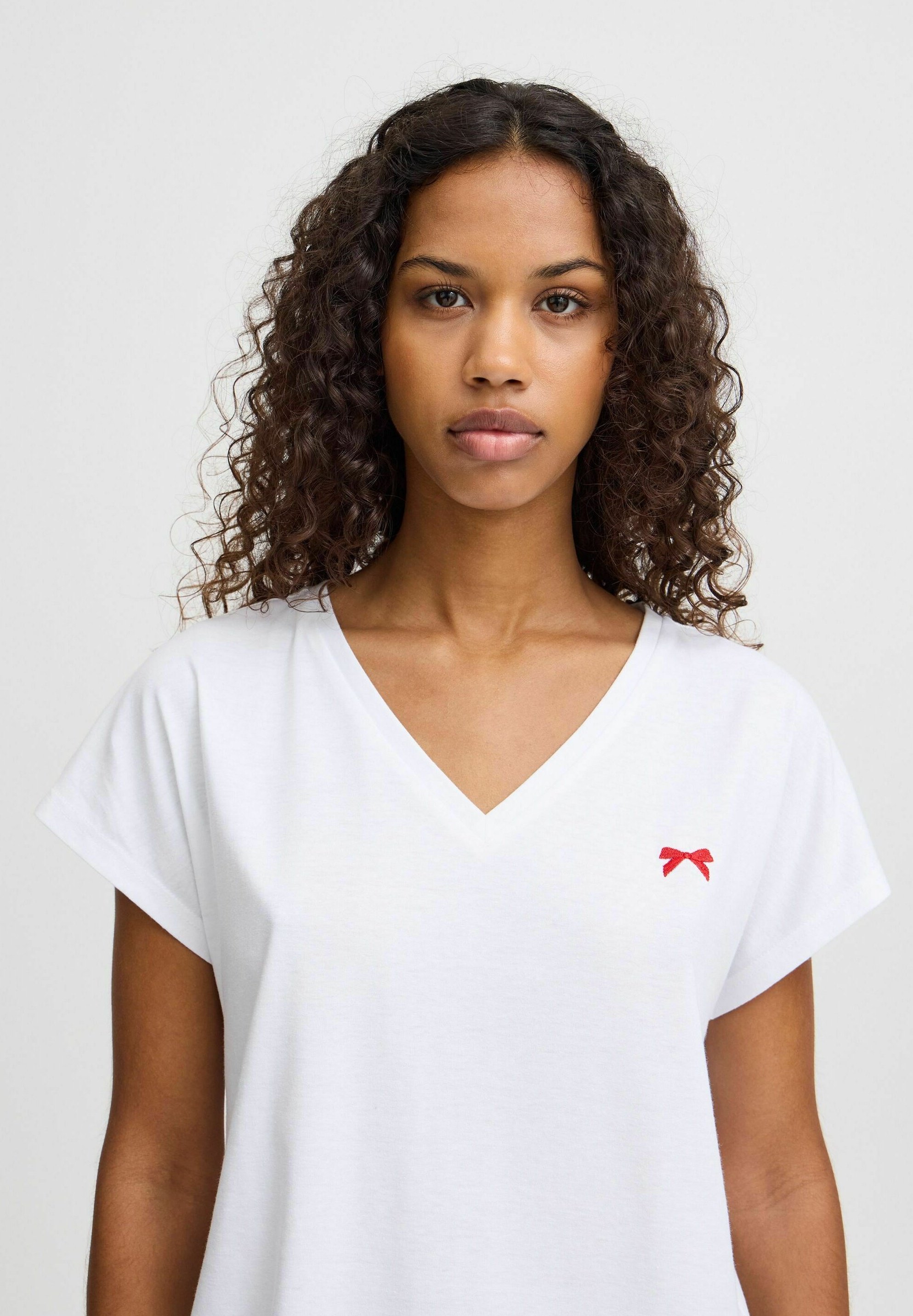 売れ筋商品|||イチ Tシャツ レディース トップス IXKATHRIN SS2 - Basic T-shirt - cloud dancer w racing red ICHI IXKATHRIN SS2 - Basic T-shirt - cloud dancer w racing