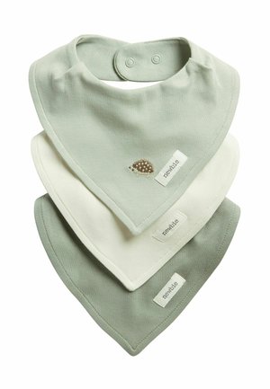 Tre bløde bomulds-babysmække i afdæmpet grøn og hvid, stablet, med knaplukninger og "newbie" mærker; den øverste smæk har en lille pindsvin brodering.