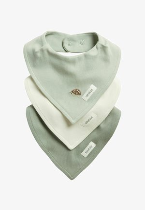Trois bavoirs pour bébé en coton doux, vert atténué et blanc, empilés, avec des fermetures pression et des étiquettes "newbie" ; le bavoir du dessus a une petite broderie de hérisson.