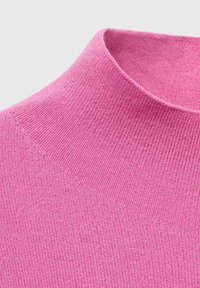Rosa Strickpullover mit hochgeschlossenem Kragen. Verfügt über eine strukturierte Ripp-Textur und eine glatte Oberfläche, die klare Linien und ein minimalistisches Design betont.