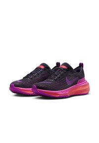 Fekete és lila Nike futócipők párja, rózsaszín talpakkal, lila Nike logóval és húzófülekkel, fehér háttér előtt.