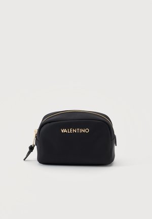 Sort Valentino pung med guldlås og logo foran, rektangulær form med afrundede kanter mod ensfarvet baggrund.