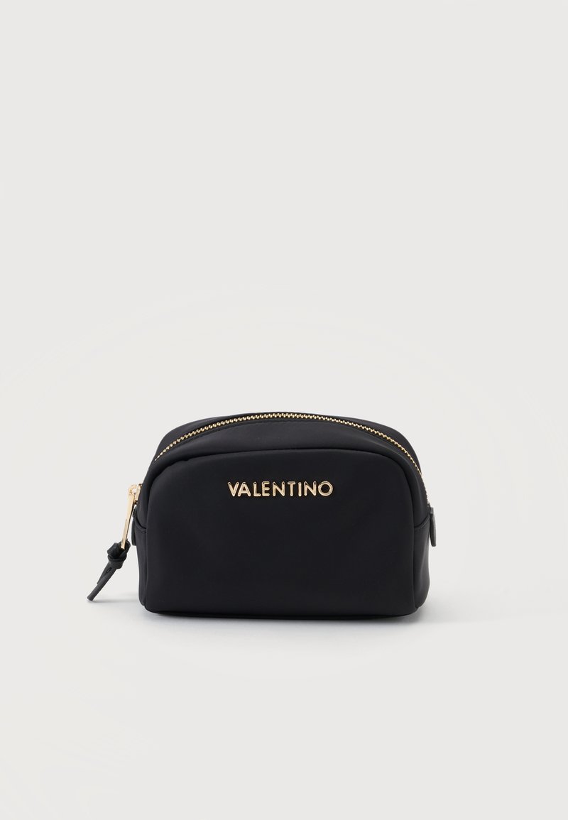 Μαύρο τσαντάκι Valentino με χρυσλό φερμουάρ και λογότυπο μπροστά, ορθογώνιο σχήμα με στρογγυλεμένες άκρες σε μονόχρωμο φόντο.