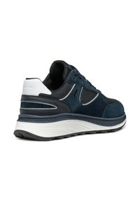 Sneaker blu navy con materiali in suede e mesh, design con lacci, accento bianco sul tallone, suola spessa con grip testurizzato e dettagli di ventilazione.
