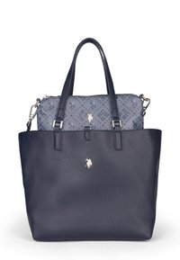 Sac en cuir bleu marine avec surface texturée, doté d'une pochette zippée grise amovible ornée d'un motif et d'un emblème de cheval en argent.