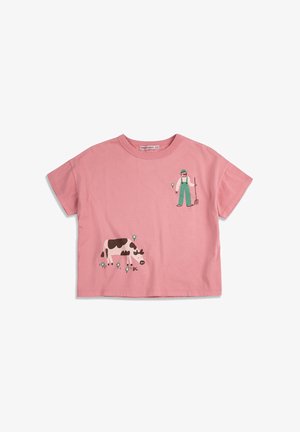 Lyserød kortærmet t-shirt til småbørn med en landmand, der holder en greb, og en sort-hvid ko, der græsser, som grafik.