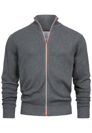 Sudadera gris con cremallera y un patrón texturizado, puños acanalados y un acento naranja a lo largo de la cremallera. Diseño de alto cuello. Tejido suave.