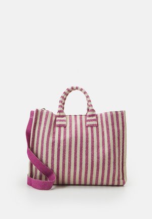 Bolso tote rectangular a rayas rosas y blancas con asas cortas y una larga correa de hombro rosa sobre un fondo liso.