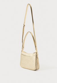Borsa a spalla con motivo dorato e tracolla regolabile. Texture liscia, forma rettangolare, apertura con zip e dettaglio del logo sulla parte anteriore.