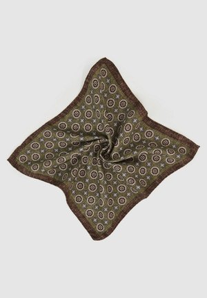 Eșarfă pătrată de culoare verde, cu o margine maro, prezentând un model circular repetitiv în alb și albastru. Material ușor, cu o textură moale.
