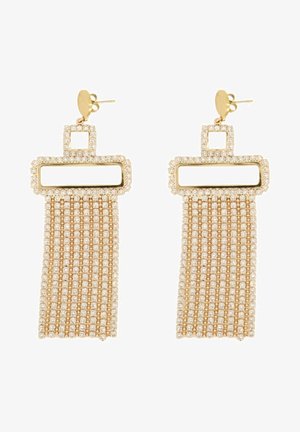 Boucles d'oreilles pendantes ton or avec des cadres rectangulaires et carrés incrustés de petits strass transparents, avec plusieurs rangées pendantes de strass.