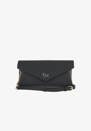 Borsa clutch a busta in pelle nera con tracolla a catena dorata e fibbia, piccolo logo dorato del marchio sulla patta frontale.
