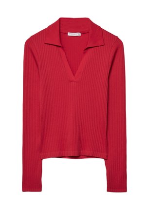 Rød ribbet langærmet top med V-hals og krave. Stoffet virker elastisk med en glat tekstur, og sømmen falder under taljen.