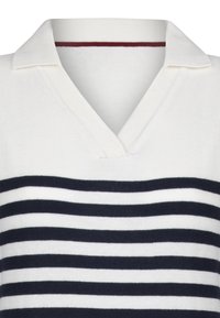 Polo classico caratterizzato da una base bianca con righe orizzontali navy, colletto a V e un'accenno bordeaux sul colletto.