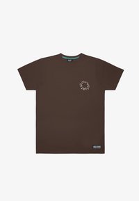 Braunes Baumwoll-T-Shirt mit kurzen Ärmeln, Rundhalsausschnitt, mit weißem kreisförmigem Logo-Druck auf der Brust und einem Etikett am Saum.