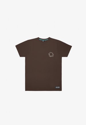 T-shirt in cotone marrone con maniche corte, colletto tondo, caratterizzato da una stampa del logo circolare bianco sul petto e un'etichetta sull'orlo.