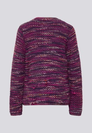 Gestrickter Pullover in verschiedenen Violett- und Rosatönen, mit einem strukturierten Muster und langen Ärmeln sowie einem runden Ausschnitt.
