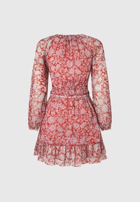 Robe rouge à motif floral avec manches longues en voile, taille cintrée et ourlet à volants, présentée sur un fond gris clair uni.