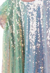 Robe à sequins multicolores comportant un design transparent avec des sequins dans des tons de bleu et de vert, créant un effet scintillant sur un fond doux.