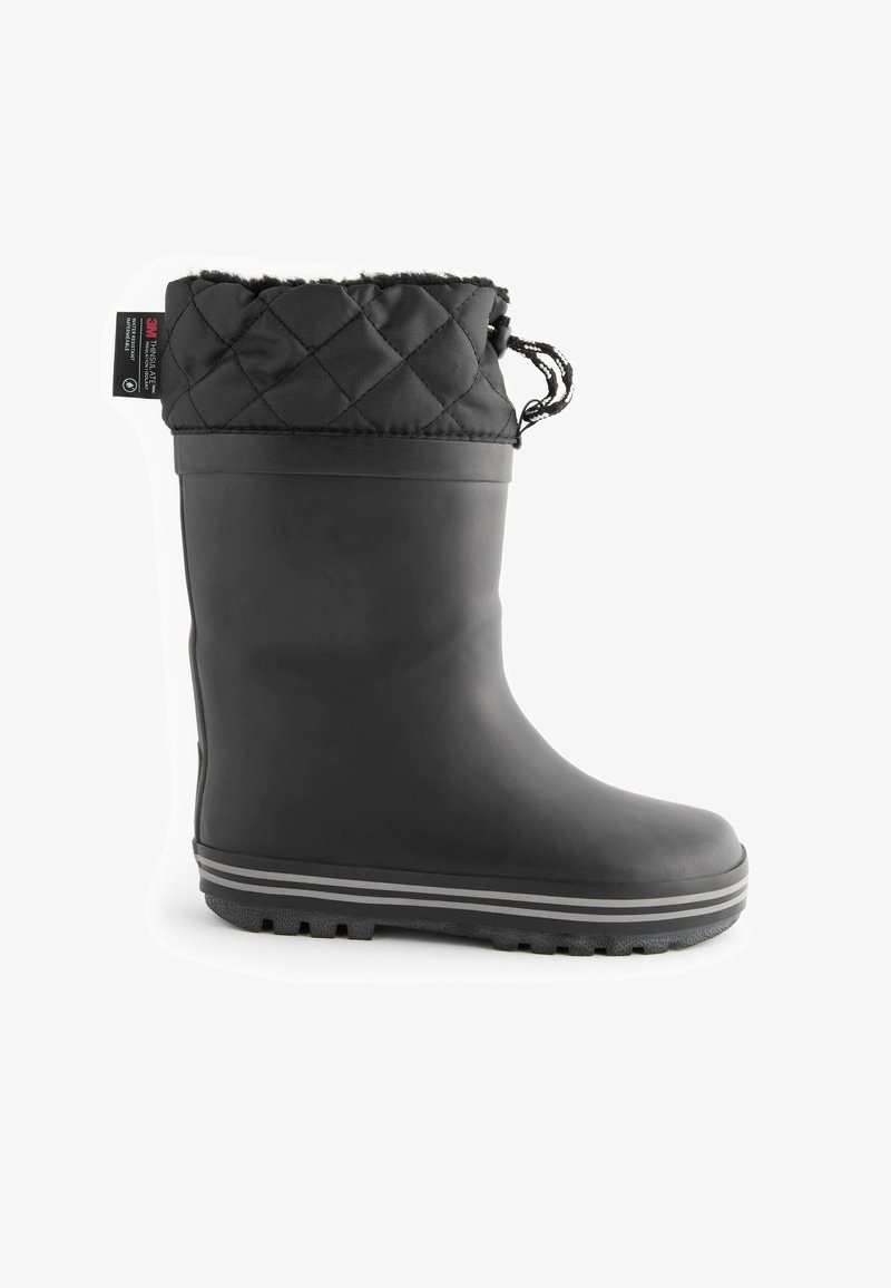 Botte d'hiver noire imperméable avec manchette en tissu matelassé, fermeture à cordon et semelle rainurée avec deux bandes grises autour de la base.