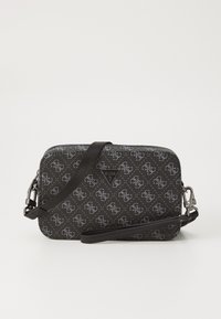 Bolso bandolera negro con un diseño estampado y un acabado texturizado, que cuenta con una cadena como strap y un detalle de logo triangular. Cierre de cremallera en la parte superior.