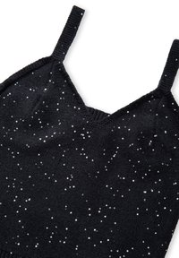 Černý pletený bezrukávový top s tenkými ramínky, který je zdobený rozptýlenými malými stříbrnými flitry na texturovaném materiálu.