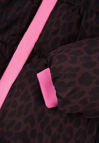 Tmavohnedá a čierna prešívaná bunda s leopardím vzorom, s jasnoružovými rebrovanými manžetami a ružovým vertikálnym lemom.