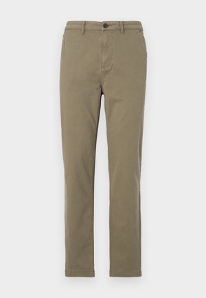Chinos de algodón color verde oliva con un diseño de pierna recta, cierre frontal de botón y bolsillos laterales. Textura suave y detalles mínimos.