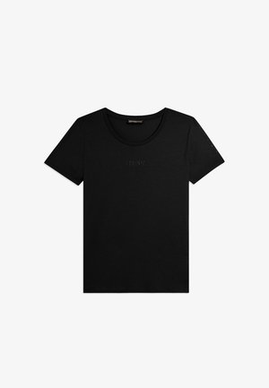 Camiseta negra de manga corta con cuello redondo y pequeño texto en relieve "FREDDY" centrado en el pecho.