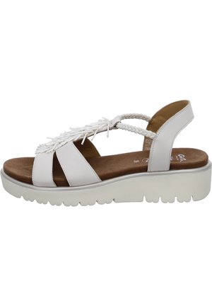 Weiße Ledersandale mit geflochtenen Riemen, dekorativen Details, einem gepolsterten Fußbett und einer dicken, strukturierten Gummisohle.