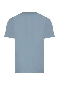 Camiseta de manga corta y cuello redondo en azul claro, hecha de una tela suave con una textura lisa. Diseño simple, sin gráficos ni patrones.