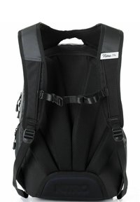 Sac à dos noir avec dos en maille rembourrée pour un confort optimal, bretelles réglables et matériau texturé distinct. Comprend un détail de logo sur le dessus.