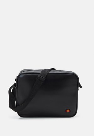 Černá syntetická taška obdélníkového tvaru, s hladkým povrchem, ramenním popruhem a malým vícerozměrným logem jako akcentem.